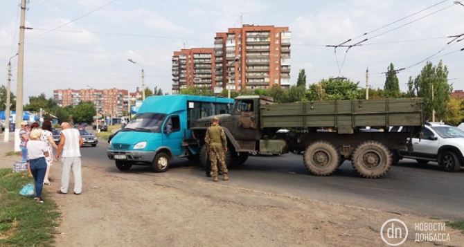 В Славянске военные на грузовике протаранили маршрутку (фото)