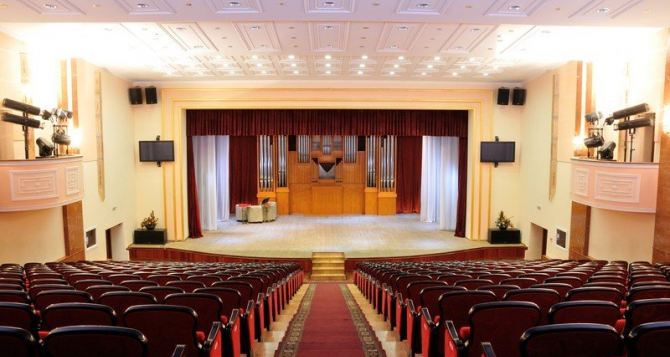 Мастер из Москвы настроит орган в Луганской филармонии