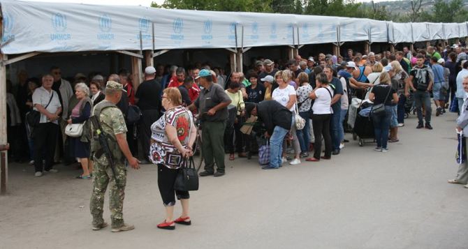 Пункт пропуска в Станице Луганской за сутки пересекли 8480 человек