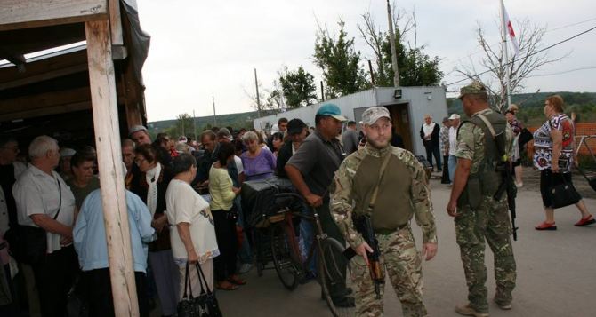 Пункт пропуска в Станице Луганской за сутки пересекли 8800 человек