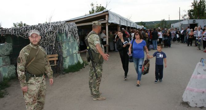 Пункт пропуска в Станице Луганской за сутки пересекли 9655 человек