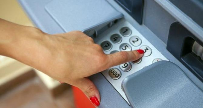 Полиция Луганской области предупреждает о махинациях с банковскими картами