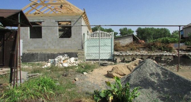 В Станице Луганской восстанавливают дома (фото)