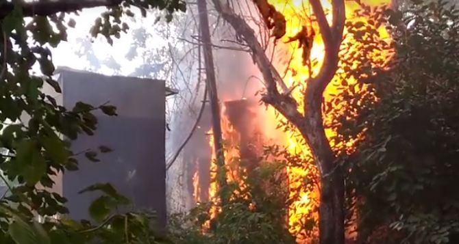 В Лисичанске произошел пожар на подстанции (видео)