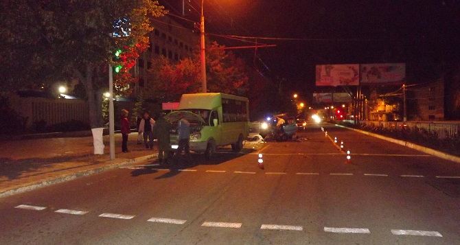 Появились фото ДТП с участием маршрутки в центре Луганска
