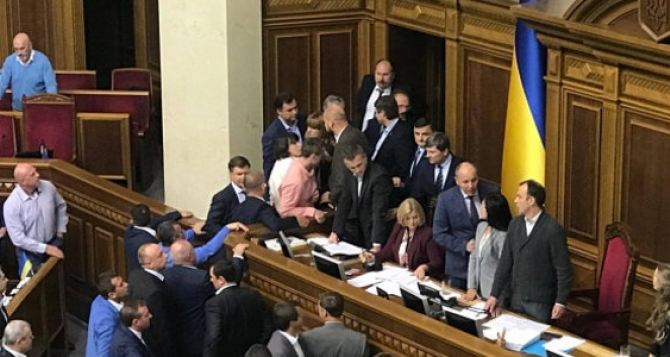 Депутаты Верховной Рады в очередной раз устроили потасовку и сорвали заседание по Донбассу