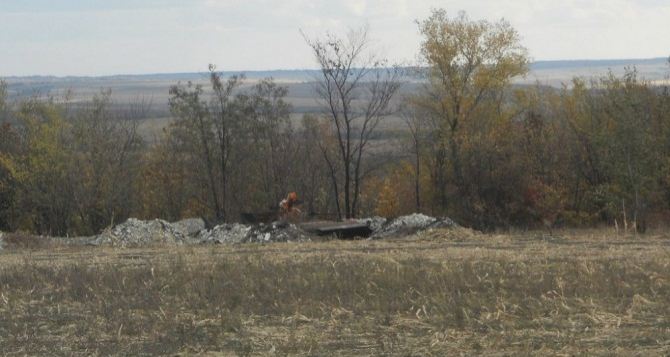 В Станично-Луганском районе обнаружены останки 6 человек в военной форме