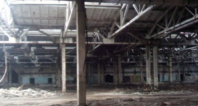 Лисичанский завод РТИ режут на металл (фото)