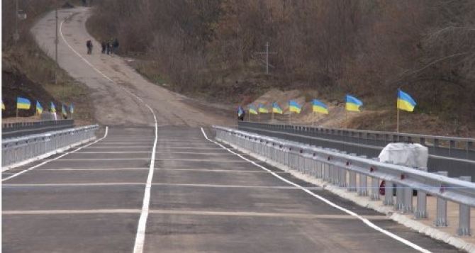 Между Лисичанском и Рубежным открыли восстановленный мост (фото)