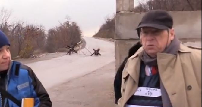 Представитель ОБСЕ проверил работу пункта пропуска в районе Станицы Луганской (видео)