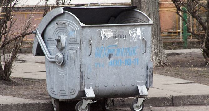 В Луганске по улице Буденного демонтируют площадки для мусора