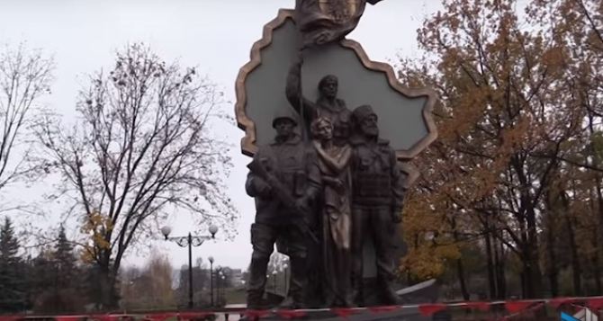 В Луганске снова восстановили памятник «Они отстояли Родину» (видео)