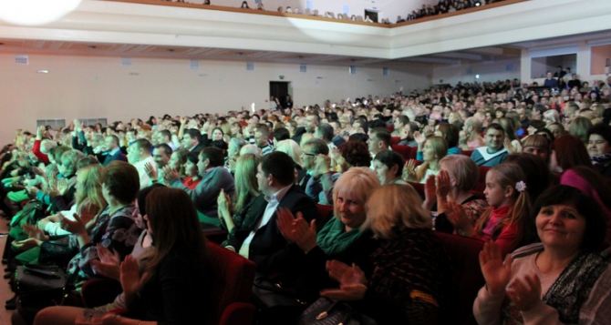 В Луганске на празднике в День народного единства выступили звезды российской эстрады (фото)