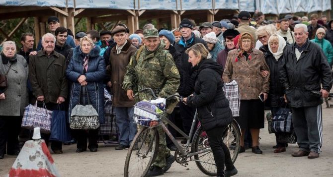 Пункт пропуска в Станице Луганской за сутки пересекли 8350 человек