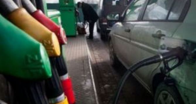 В Луганске снизили оптовую цену на топливо на 50 копеек. Думают как снизить цену в рознице