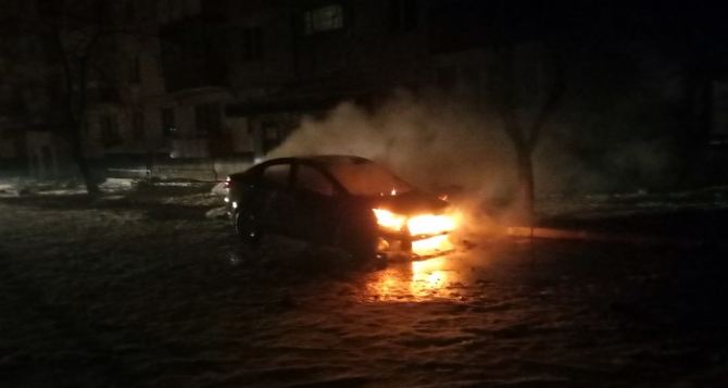 В Лисичанске ночью сгорел легковой автомобиль. ФОТО