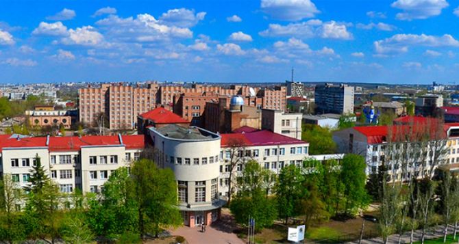В Луганске несовершеннолетняя студентка выбросилась из окна общежития — подробности