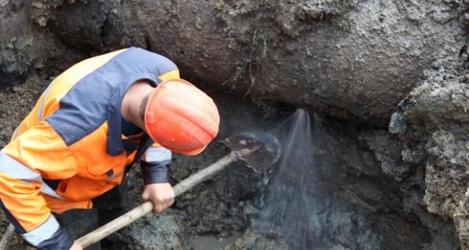 В четырех городах ЛНР сократят подачу воды из-за порыва водовода