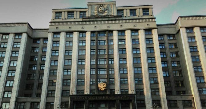 Российские депутаты назвали закон о Донбассе «проникнутым ненавистью» и потребовали оказать дополнительную помощь «страдающему населению Донбасса».
