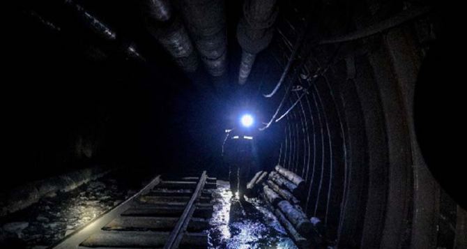 176 луганских шахтеров несколько часов провели под землей в обесточенных шахтах