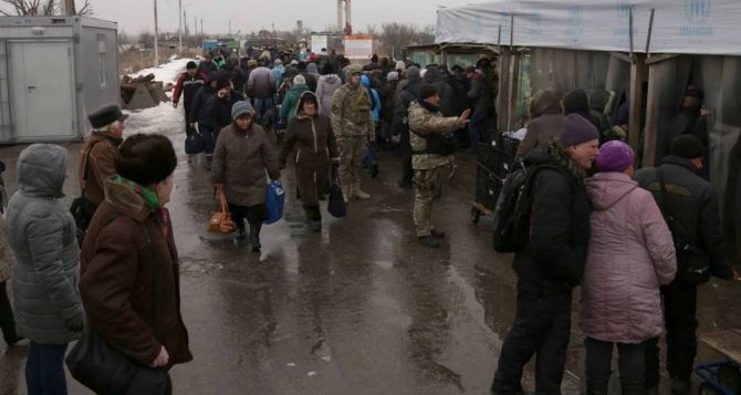 Пункт пропуска в Станице Луганской за сутки пересекли 11010 человек