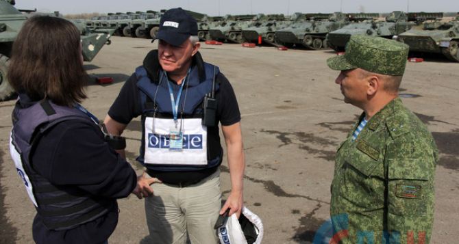 Представители СММ ОБСЕ проводят осмотр района обстрела в Луганске