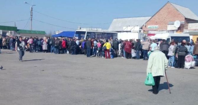 Пункт пропуска в Станице Луганской за сутки пересекли 8360 человек