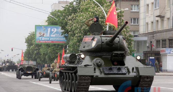 В Луганске прошла генеральная репетиция парада Победы (фото)
