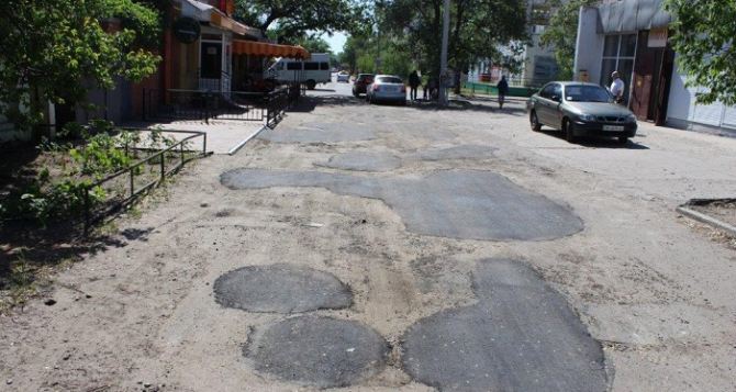 С каждым годом на ремонт дорог на Луганщине тратят все больше денег, и с каждым годом дороги все хуже, — цитата дня