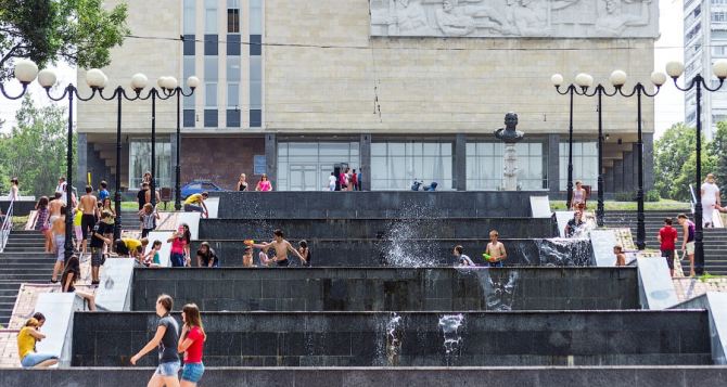 В Луганске вандалы испортили каскадный фонтан у памятника «Борцам революции»