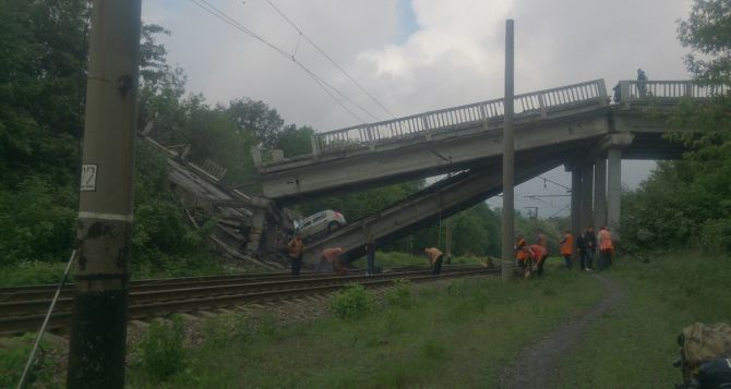 Разрушенный мост на трассе Красный Луч — Луганск восстановлению не подлежит
