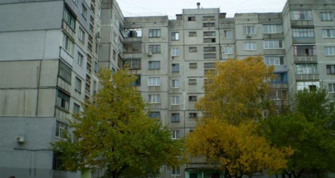 В Луганске мужчина выпал из окна девятиэтажного дома