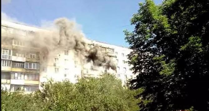 В Луганске в квартале им. 50 лет Октября произошел сильный пожар