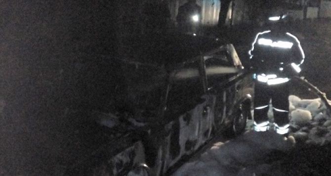 Ночью в Кременной сожгли автомобиль классической модели