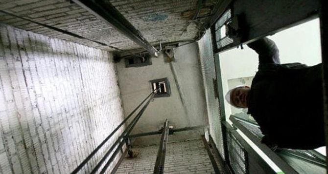 Из-за вчерашней грозы в Луганске вышло из строя 204 лифта. Обещают починить за пару дней