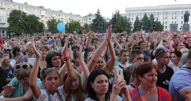 В Луганске около 10 тыс зрителей собрались посмотреть на Семенович и Майданова