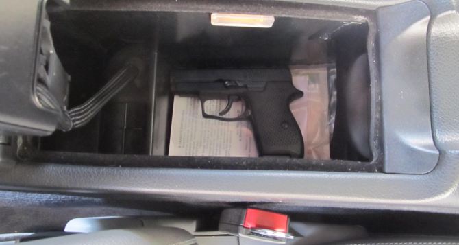 В районе Северодонецка во время проверки в автомобиле нашли пистолет и патроны к нему