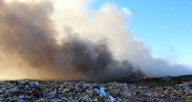 Пятые сутки под Луганском горит полигон твердых бытовых отходов