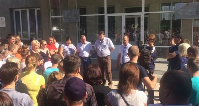 Горняки трех шахт Донецкой области остановили работу и блокировали офис своего шахтоуправления