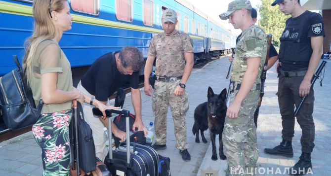 Полиция с собаками проверяют все поезда в Луганской области