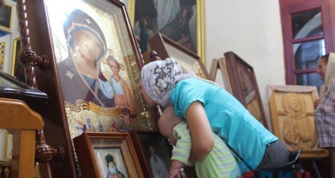 Участники крестного хода из Магадана передали в дар луганскому собору две иконы