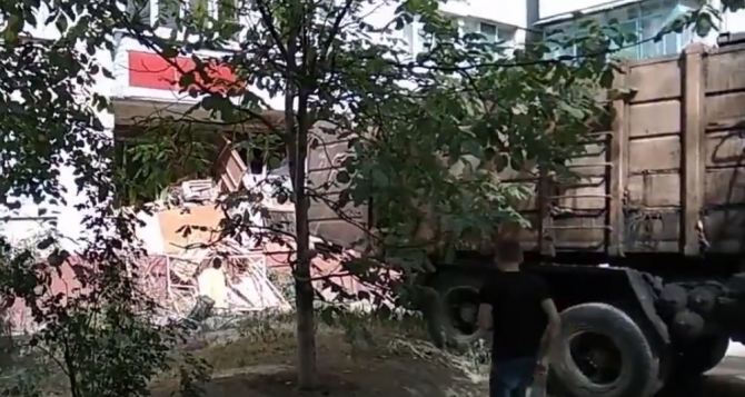 В Луганске мусоровоз въехал в балкон жилой квартиры