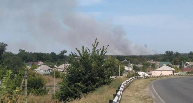 Степные пожары подступают к Станице Луганской с двух сторон