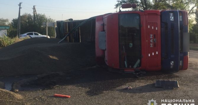 В Донецкой области перевернулся грузовик с семечкой.