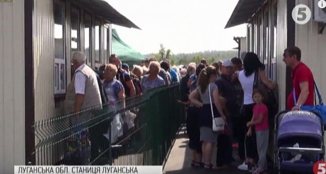 На КППВ «Станица Луганская» чуть на смерть не затоптали пенсионерку из Алчевска