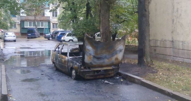 В Луганске опять сгорел автомобиль