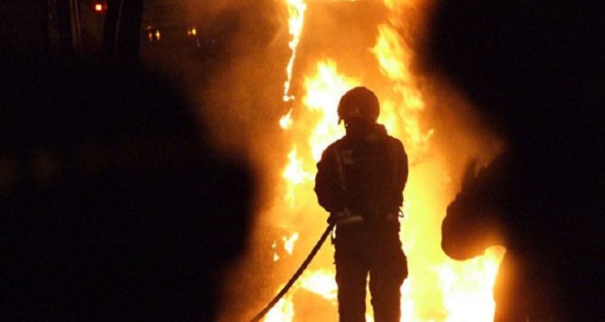 На Краснодонской сильный пожар. Выгорел склад в 375 кв.м и автомобиль