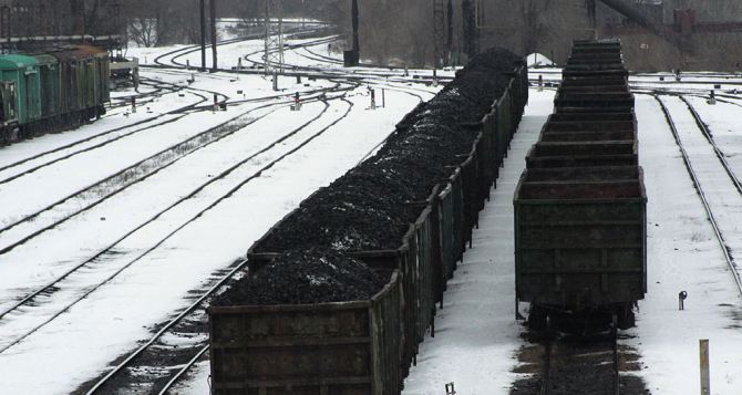 Около 500 тысяч тонн угля ежемесячно уходит в Россию из неподконтрольного Донбасса