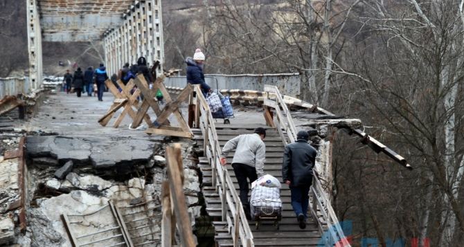 В Луганске рассказали когда восстановят разрушенный мост у Станицы Луганской