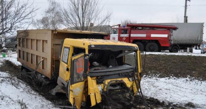 В Сватово грузовик с отказавшими тормозами снес 4 автомобиля. Два человека погибли, пятеро госпитализированы